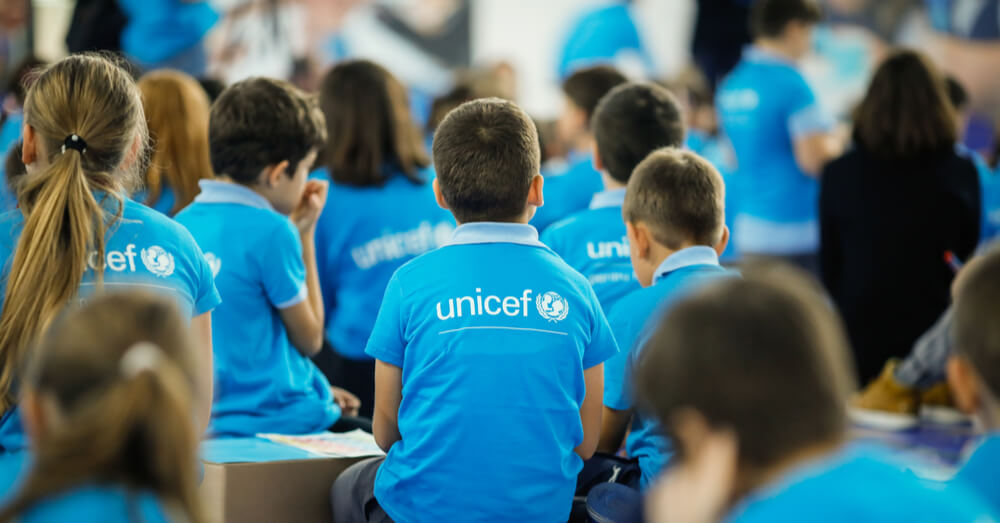 Crianças com camisetas do unicef