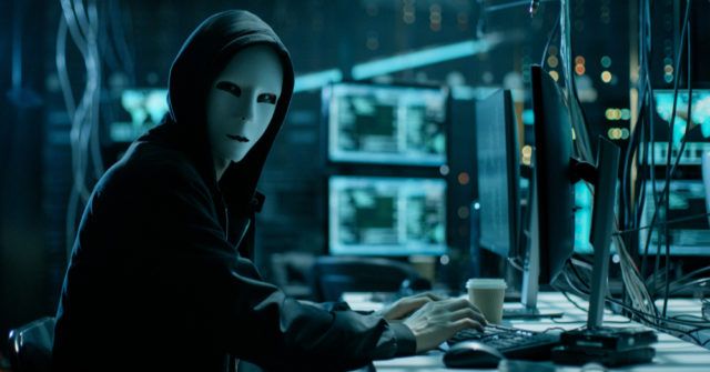 Hacker de computador mascarado