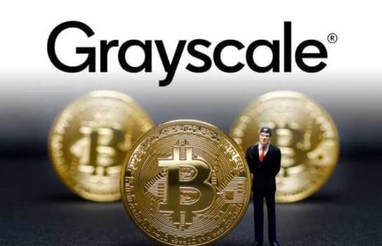 logo da grayscale e 3 moedas de bitcoin