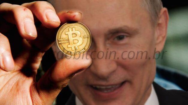 putin segurando moeda bitcoin