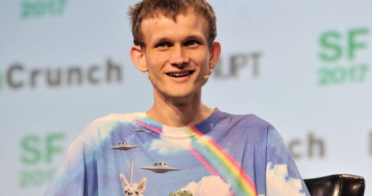 homem sorrindo vestindo camisa com desenho de arco-iris