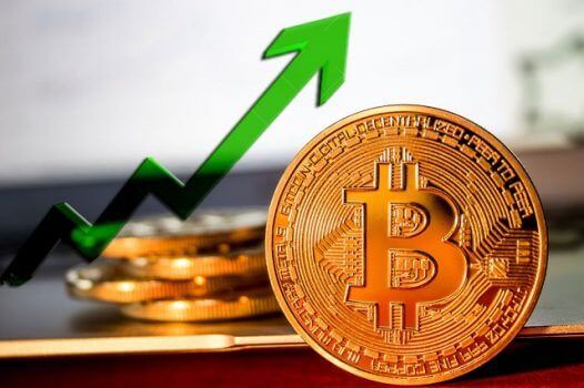 moeda de bitcoin com seta verde apontada pra cima