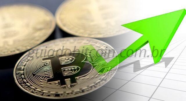 moedas de bitcoin com seta verde indicando alta no preço