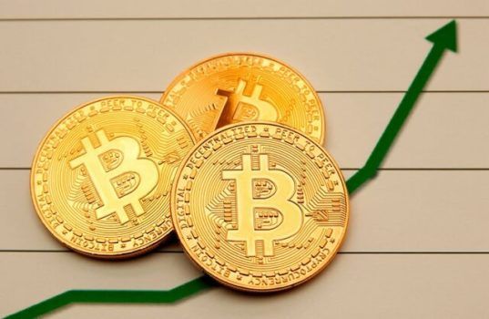 três moedas de bitcoin