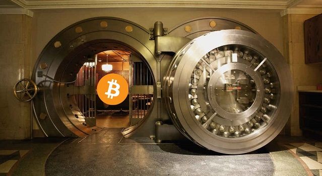 cofre de alta segurança guardando uma moeda bitcoin