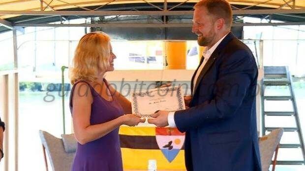 mulher-recebendo-cidadania-liberland