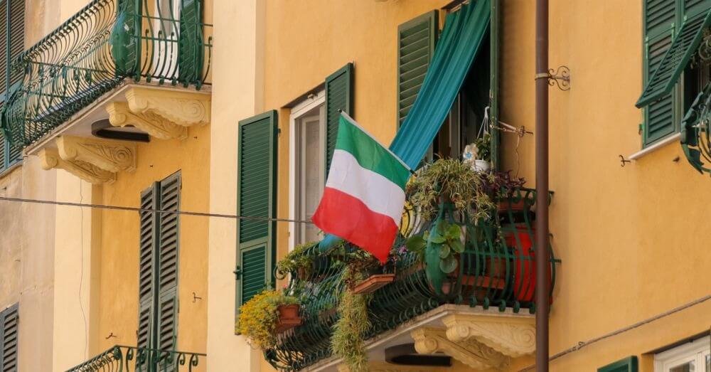 Imagem da bandeira italiana no balcão de um prédio