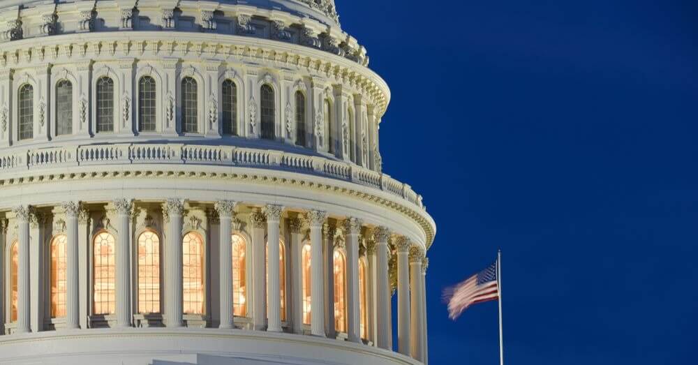 Foto do edifício do Capitólio dos EUA e bandeira americana