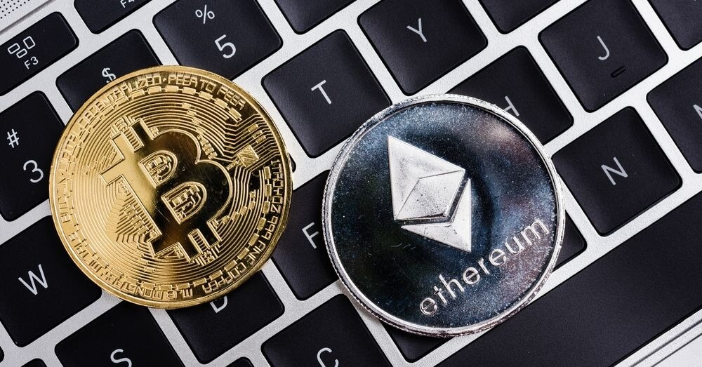 Uma imagem de Ethereum e Bitcoin em um teclado