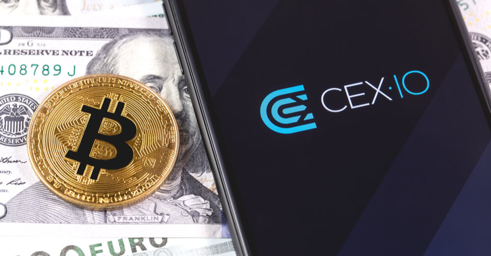 Uma imagem de um bitcoin ao lado de uma tela mostrando o logotipo CEX.IO