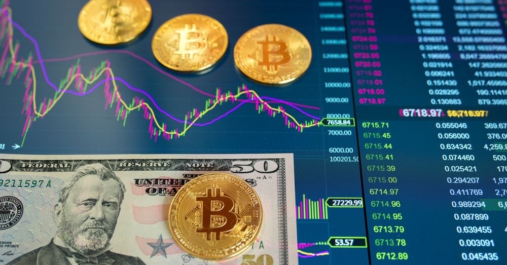 Uma foto do Bitcoin e do dólar americano. Fonte: Shutterstock