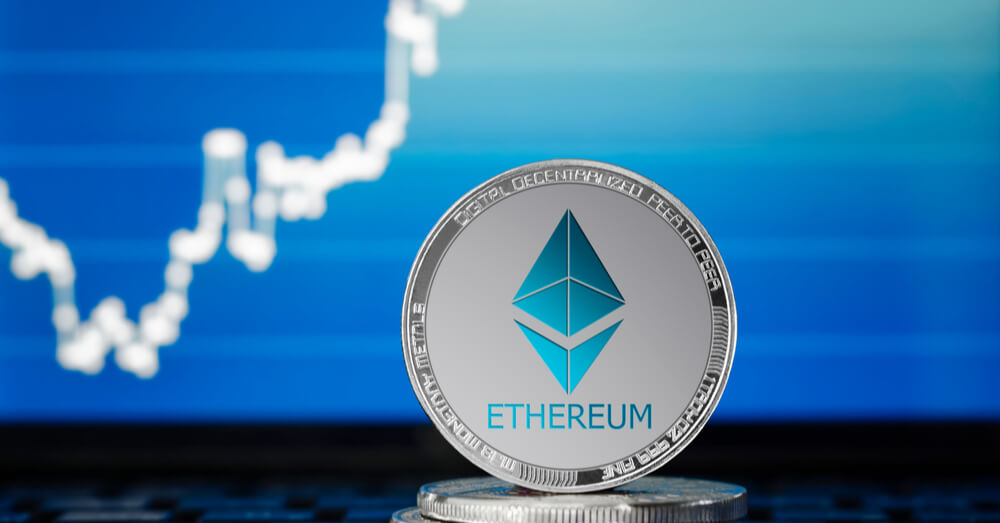 Uma imagem da moeda Ethereum com uma tabela de preços no fundo