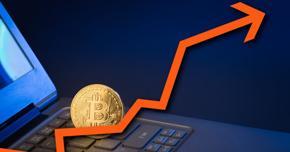 Imagem do Bitcoin com uma seta para cima. Fonte: Shutterstock