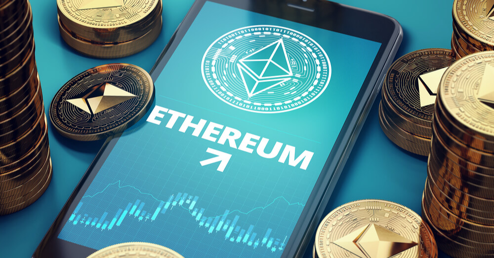 Smartphone mostrando gráfico ascendente Ethereum e pilhas de moedas