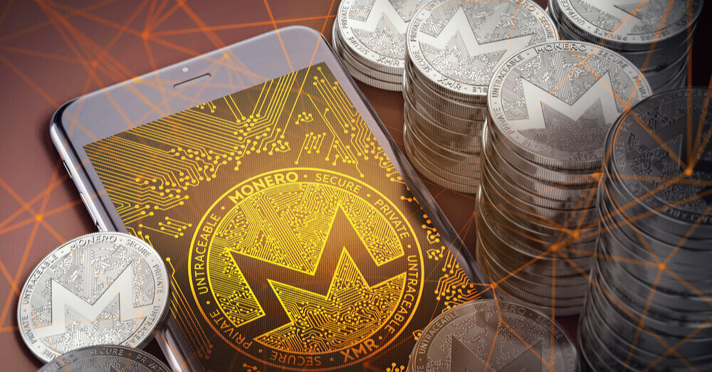 Logotipo do Monero num smartphone entre uma pilha de moedas