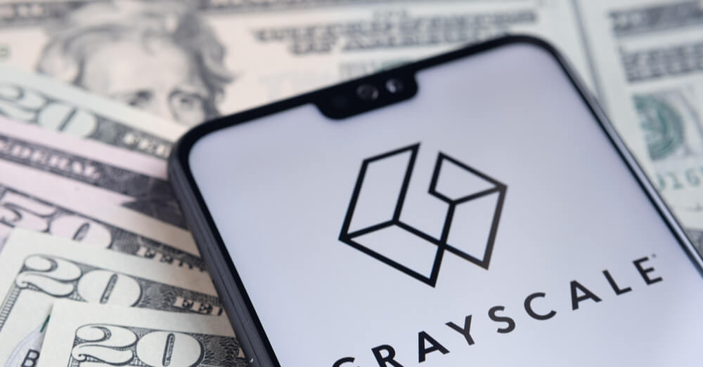 Logotipo da Grayscale num smartphone em cima notas de dólar