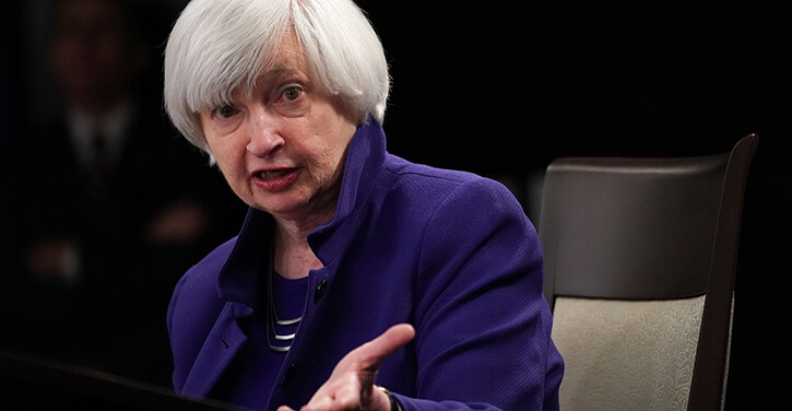 Uma foto de Janet Yellen falando em uma conferência