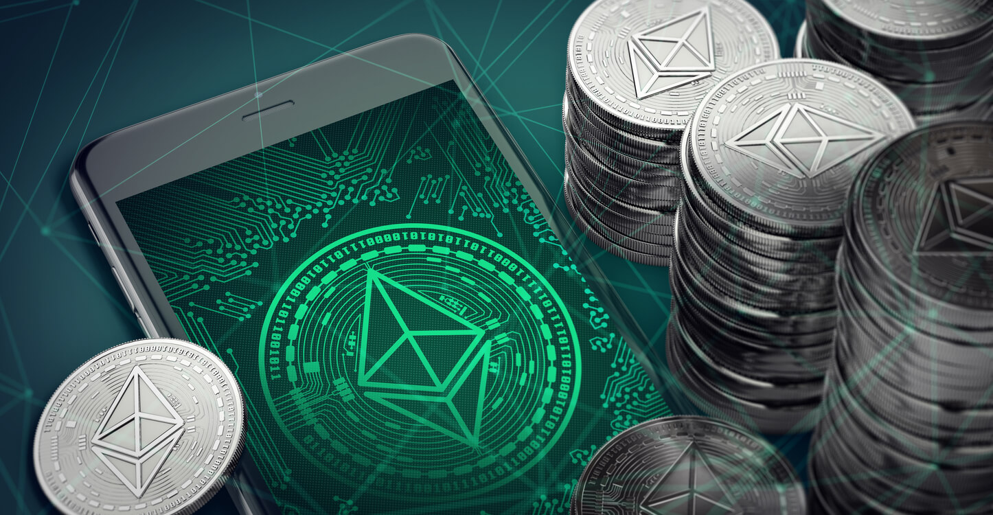 Pilha de moedas ETH com smartphone exibindo o símbolo ETH