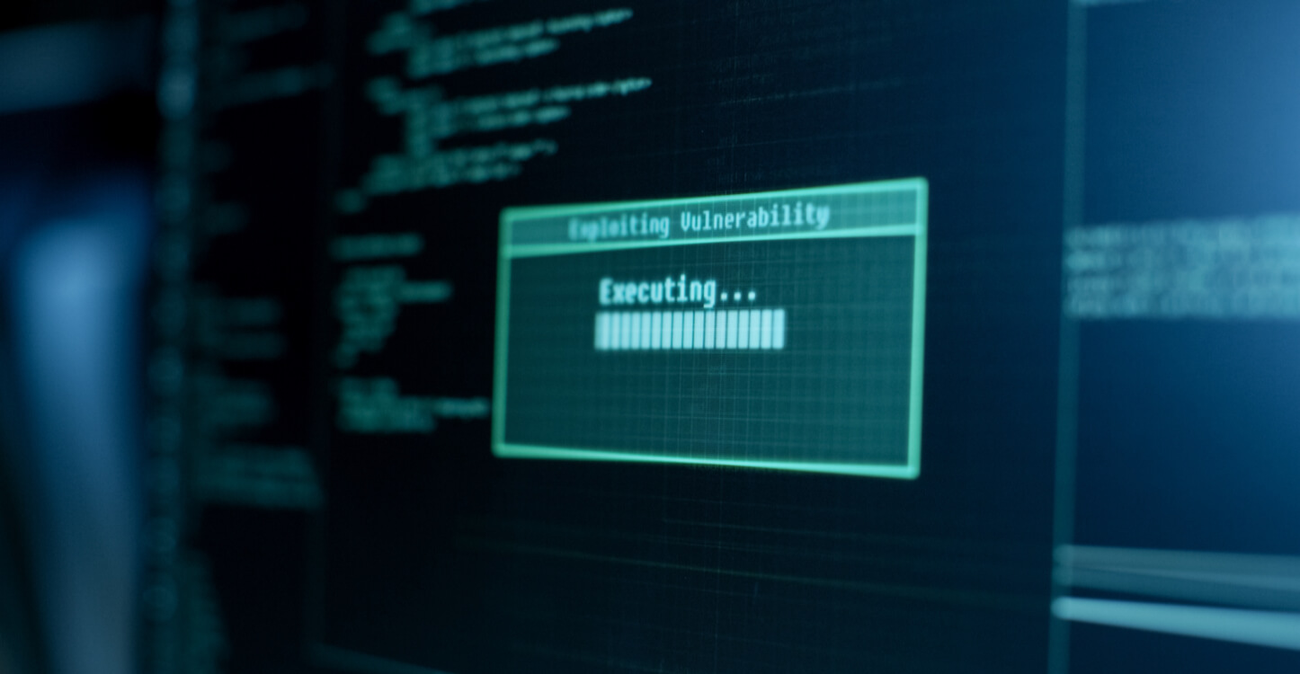 Imagem de um monitor mostrando a exploração de uma vulnerabilidade