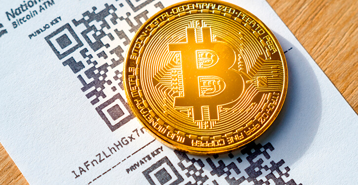 Bitcoin em cima de um código QR