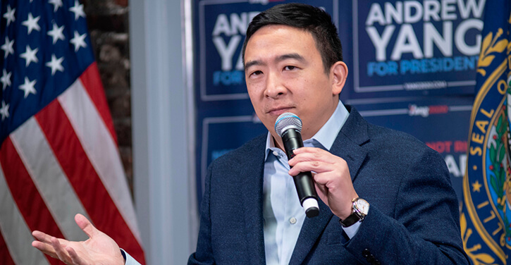 Andrew Yang fazendo um discurso