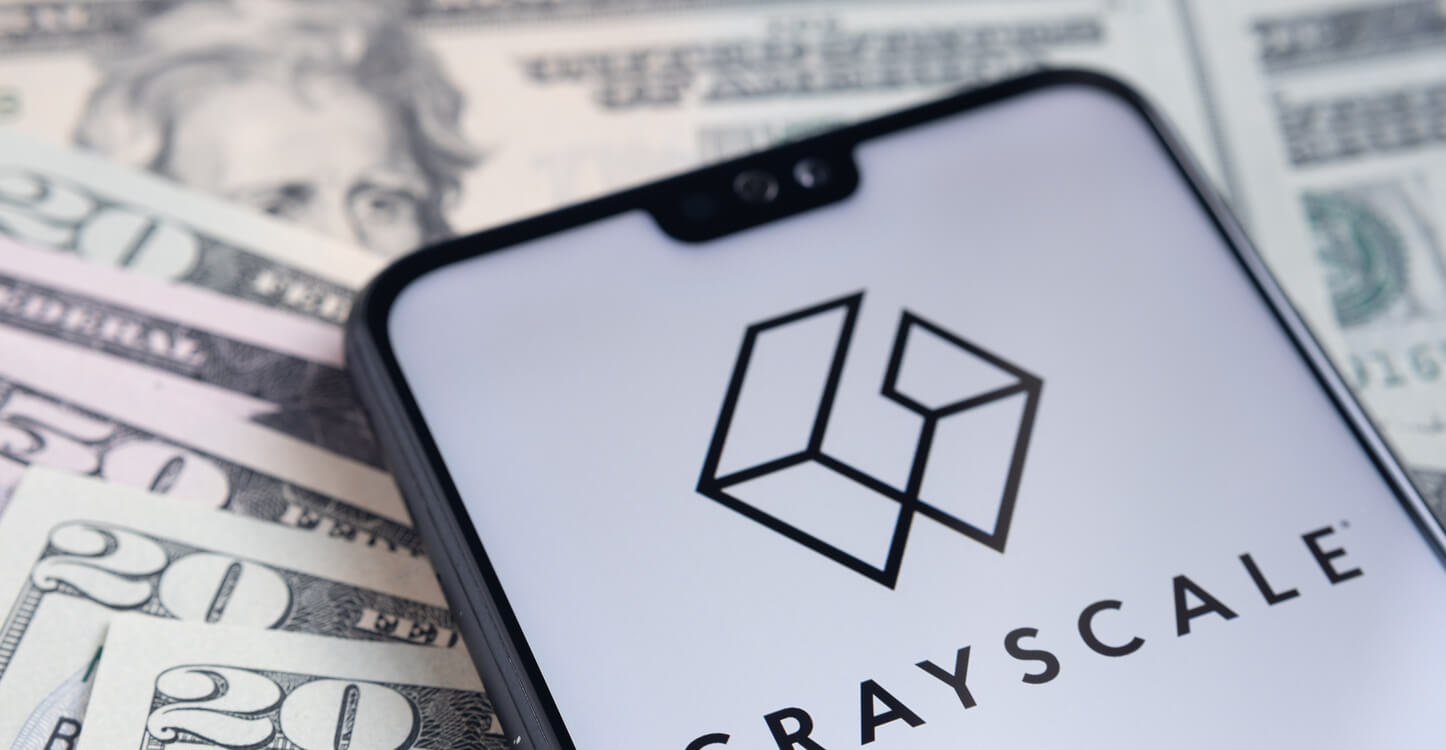 Logotipo da Grayscale no smartphone em cima de notas de dólar