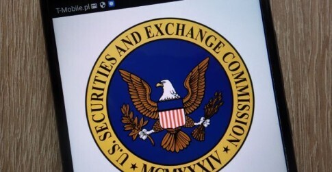 Uma imagem do logotipo da SEC em um smartphone