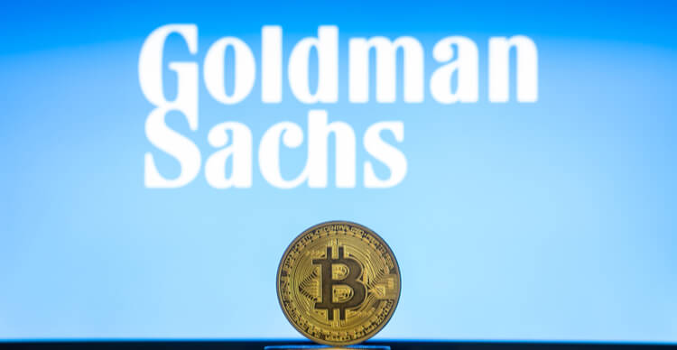 Um logotipo da Goldman Sachs e alguns bitcoins