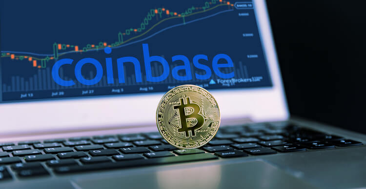 Uma bitcoin com a plataforma Coinbase no fundo