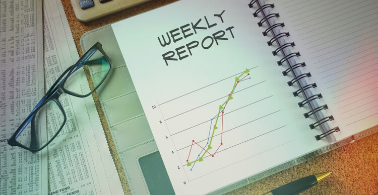 Uma imagem de um caderno com a inscrição “Weekly Report