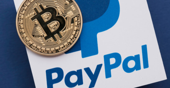 Imagem de uma bitcoin e do logotipo do PayPal