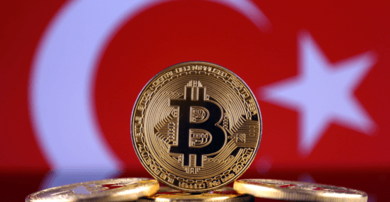 Uma imagem de um Bitcoin sobre fundo de bandeira da Turquia