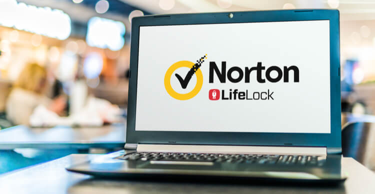 Imagem de uma tela de laptop mostrando o logotipo NortonLifeLock