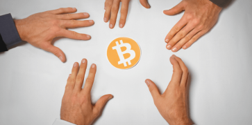 Imagem de mãos alcançando Bitcoin