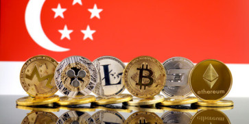 Imagem de diferentes criptomoedas na frente da bandeira de Cingapura